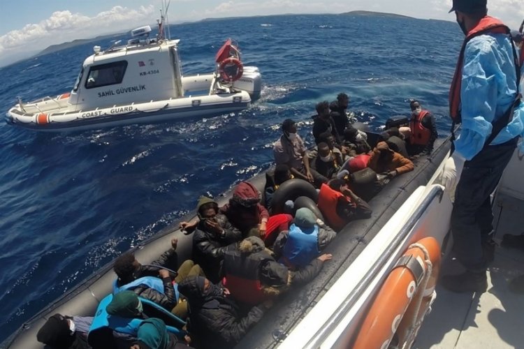 Ayvacık a&ccedil;ıklarında 80 ka&ccedil;ak g&ouml;&ccedil;meni Sahil G&uuml;venlik kurtardı