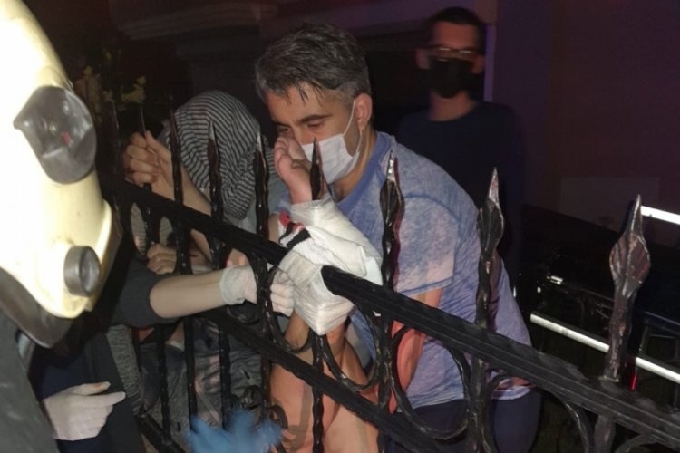 K&ouml;pekten ka&ccedil;arken korkuluğun demiri bacağına saplandı