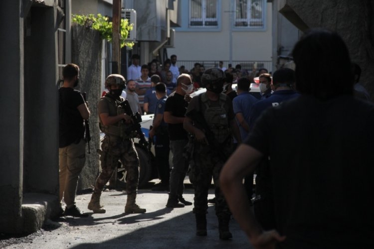 'Babamızı &ouml;ld&uuml;rd&uuml;ler' baskını! Polis kapıda n&ouml;bet tuttu