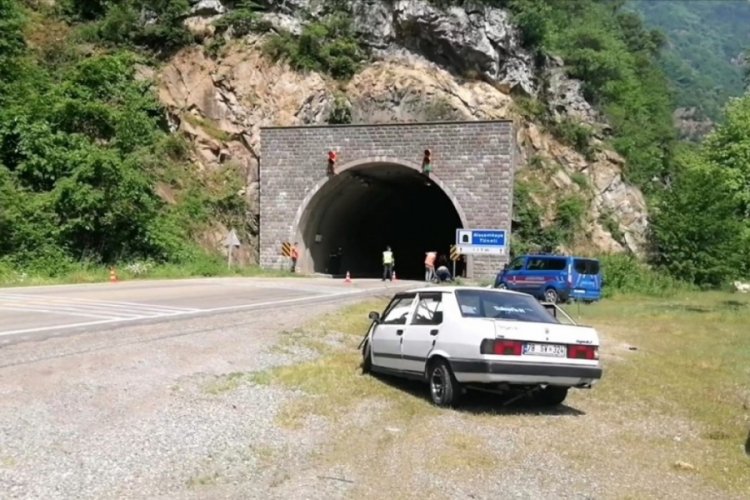 Tünelde iki otomobil kafa kafaya çarpıştı: Ölü ve yaralılar var