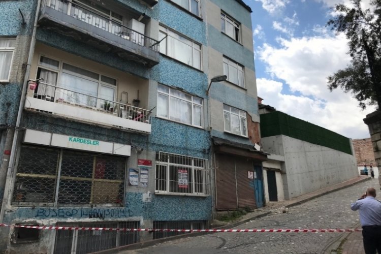 Fatih'te &ccedil;&ouml;kme riski olan 50 yıllık bina boşaltıldı