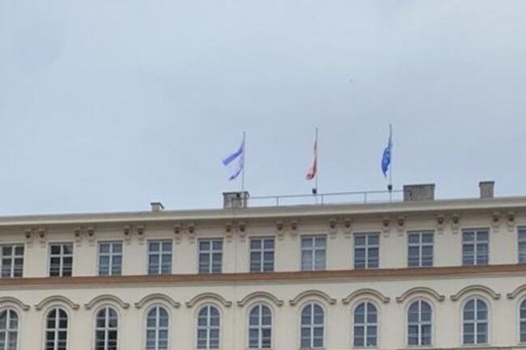 Avusturya'da devlet binalarına İsrail bayrakları asıldı