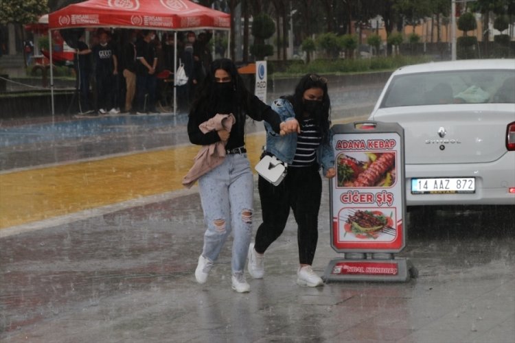 Sağanak ve fırtına, vatandaşlara zor anlar yaşattı