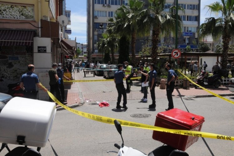 Oğlu adeta vahşeti yaşattı! Annesini yaraladı, engel olmaya &ccedil;alışan 2 kişiyi &ouml;ld&uuml;rd&uuml;