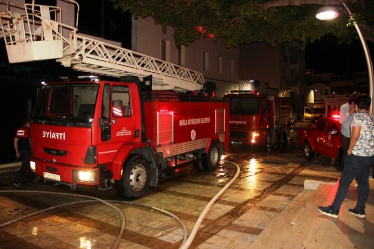 Alev alev yanan bina kullanılamaz hale geldi