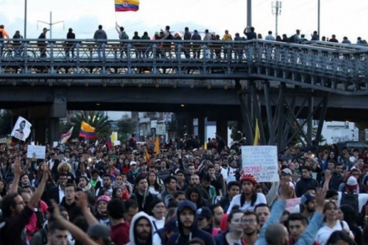 Kolombiya'da h&uuml;k&uuml;mete y&ouml;nelik protestolar devam ediyor