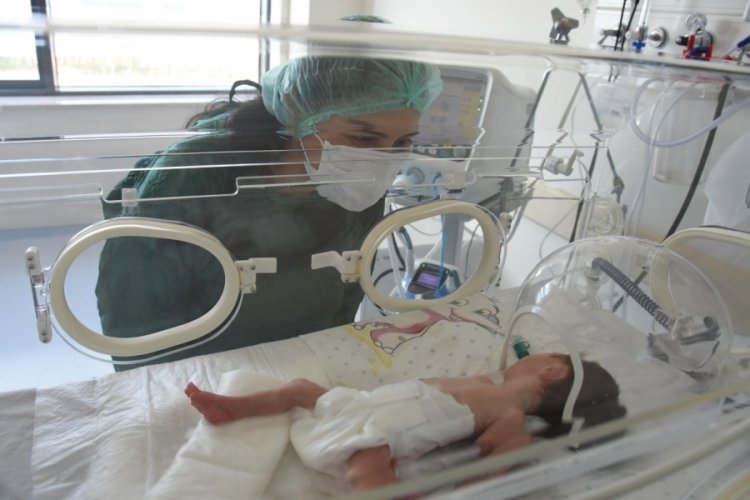 Ent&uuml;beyken d&uuml;nyaya getirdiği kızına ilk kez dokundu