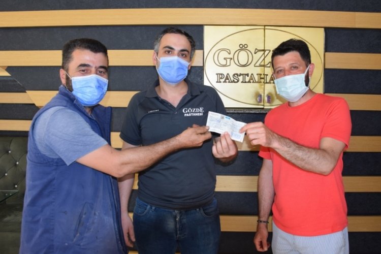 Kaldırımda bulduğu 60 bin liralık &ccedil;eki sahibine ulaştırdı
