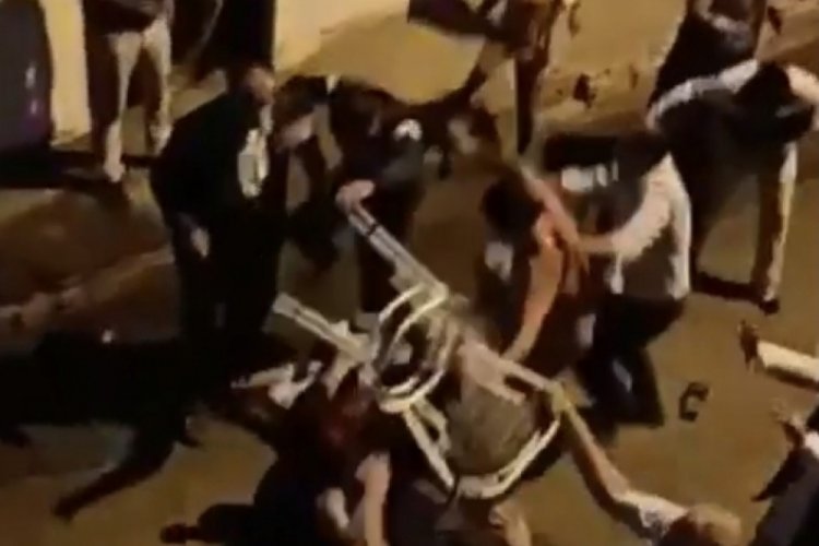 Bursa'da sandalyeler sopalar b&ouml;yle havada u&ccedil;tu... Polis havaya ateş a&ccedil;mak zorunda kaldı