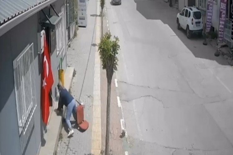 Bursa'da kadın muhtar kendi düştü, bayrağı düşürmedi!