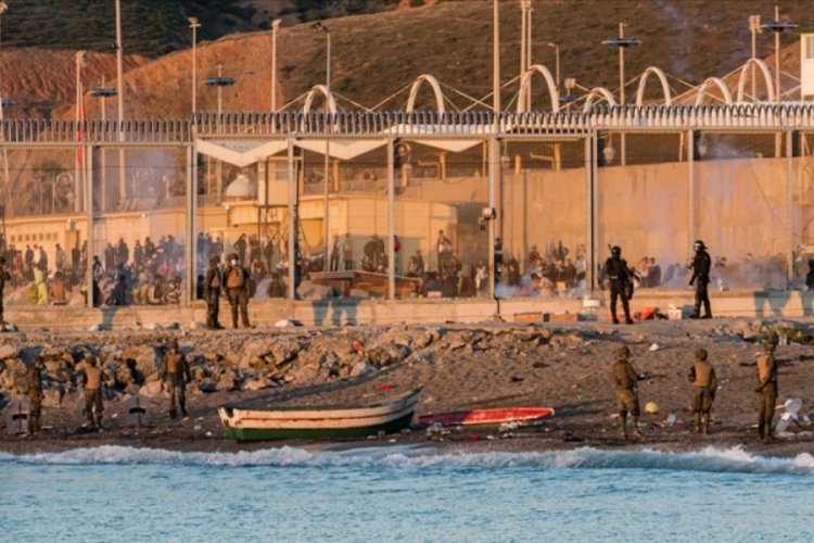 Fas iki g&uuml;n sonra sınırı kapatarak İspanya tarafına d&uuml;zensiz g&ouml;&ccedil;&uuml; kesti