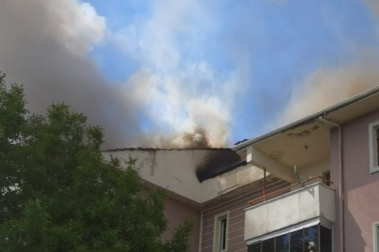Bursa'da yangın site sakinlerini sokağa d&ouml;kt&uuml;