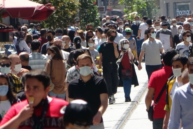 Taksim'de "iğne atsan yere d&uuml;şmez" dedirten kalabalık