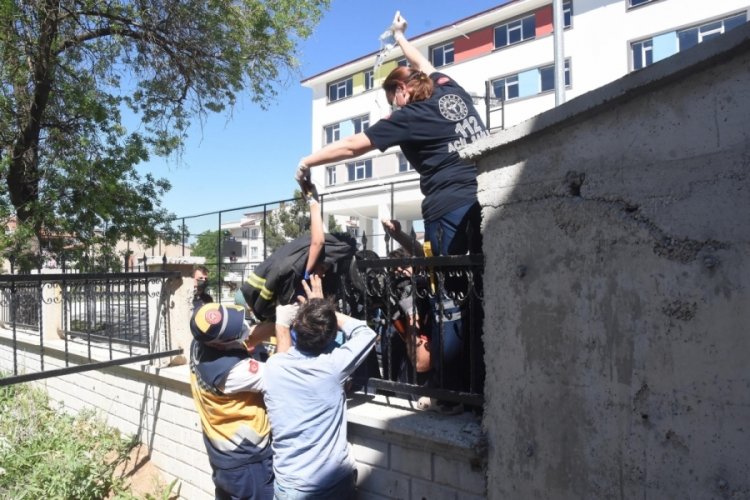Bah&ccedil;e duvarından atlarken d&uuml;şen &ccedil;ocuğun koluna demir saplandı!