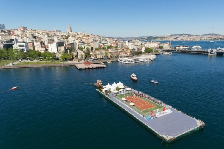 Denizin ortasında 19 Mayıs kutlamaları
