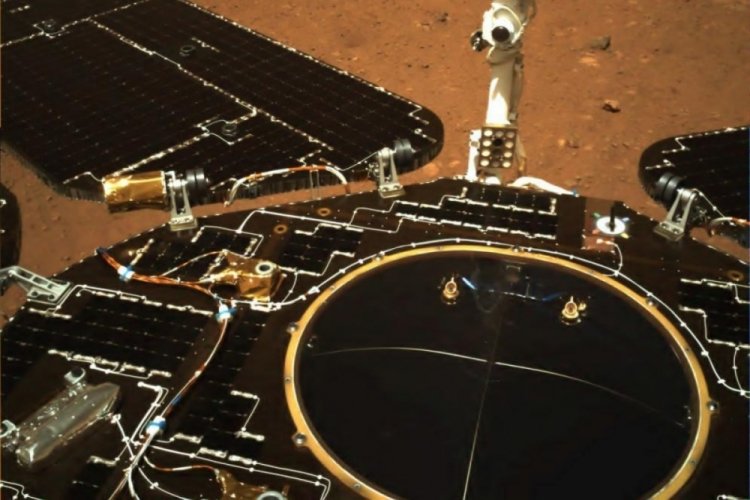 Mars keşif aracının Kızıl Gezegen'de &ccedil;ektiği ilk fotoğraflar yayınlandı