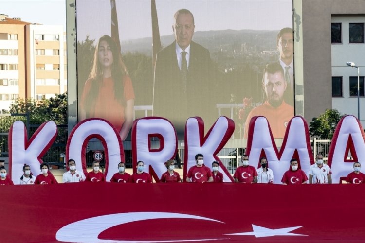 İstanbul'da balkonlardan İstiklal Marşı okundu