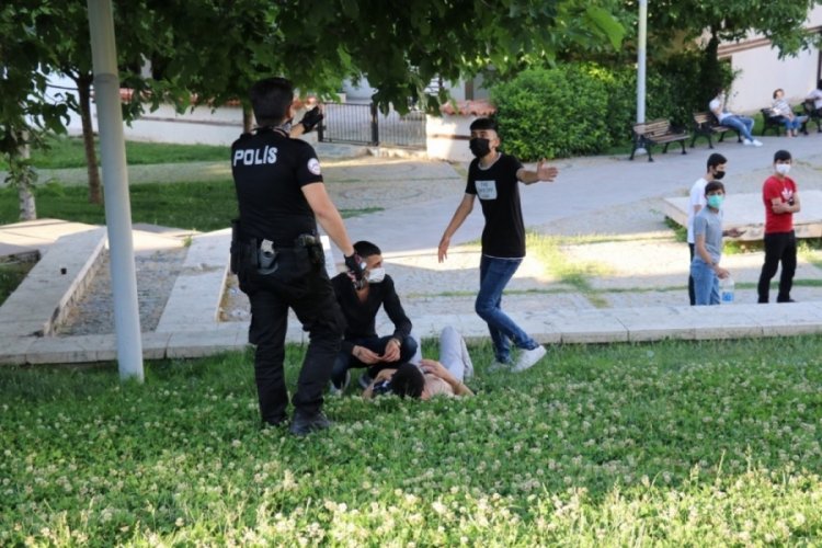Parkta tartıştığı arkadaşını g&ouml;ğs&uuml;nden bı&ccedil;akladı!