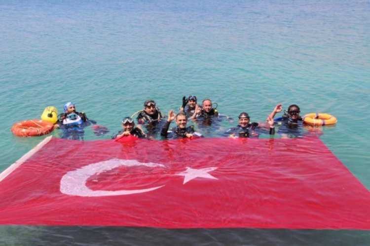 Denizde T&uuml;rk bayrağı a&ccedil;ıp, temizlik yaptılar
