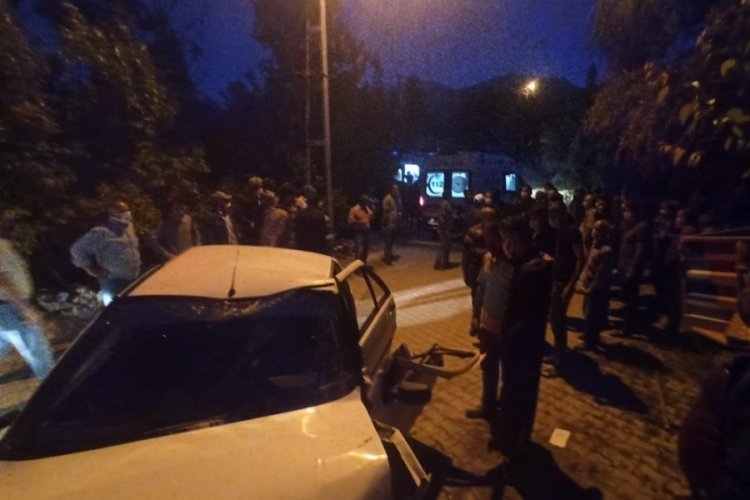 Otomobil duvara &ccedil;arptı: 3 kişi yaralandı