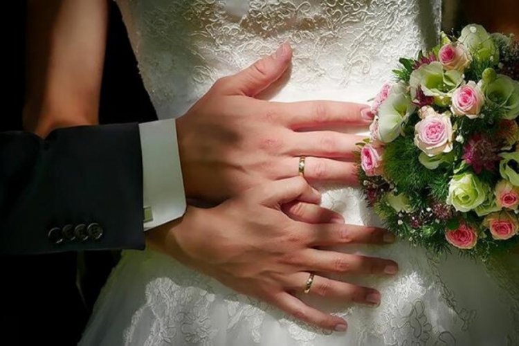 Damat nikahtan ka&ccedil;ınca gelin konukla evlendi!