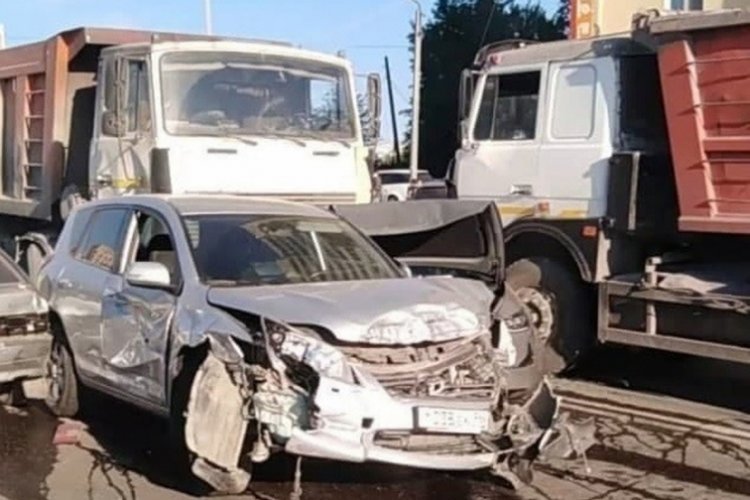 Rusya'da freni boşalan kamyon 8 aracı ezdi: 5 yaralı