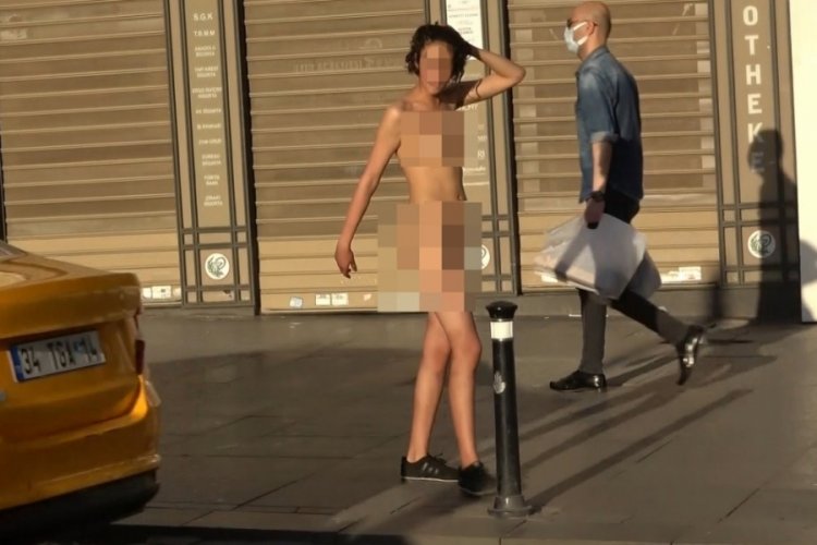 Turist kadın Taksim'de soyundu
