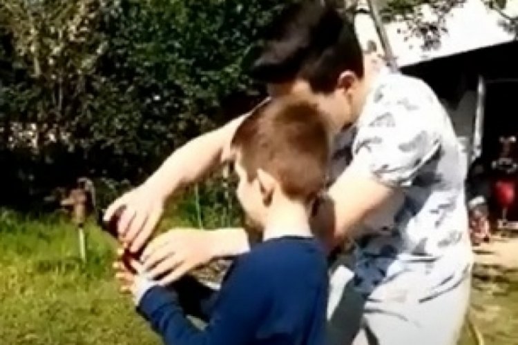 Dayısı tabancayla ateş ettirdi, babası g&ouml;r&uuml;nt&uuml;ledi