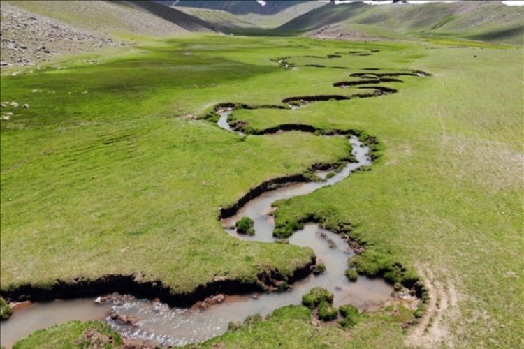 Ağrı'nın volkanik platoları &uuml;zerinde oluşan menderesler b&ouml;lgeye ayrı bir g&uuml;zellik katıyor