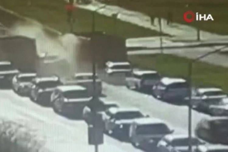 Rusya'da freni boşalan kamyon 8 aracı ezdi: 5 yaralı