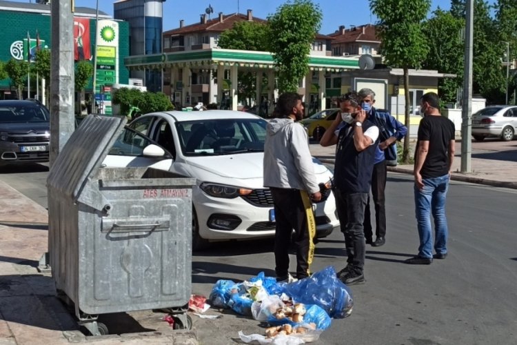 &Ccedil;&ouml;p konteynerinden yiyen şahıs ekiplere zor anlar yaşattı