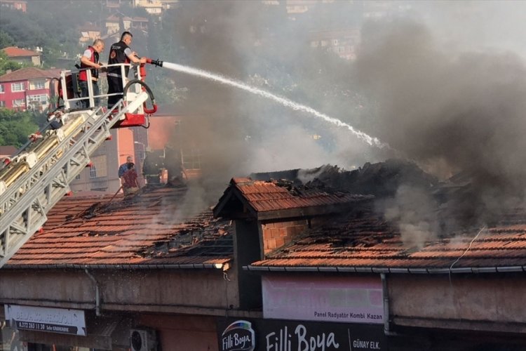Korkutan yangın: 8 iş yerinin &ccedil;atısında hasar oluştu