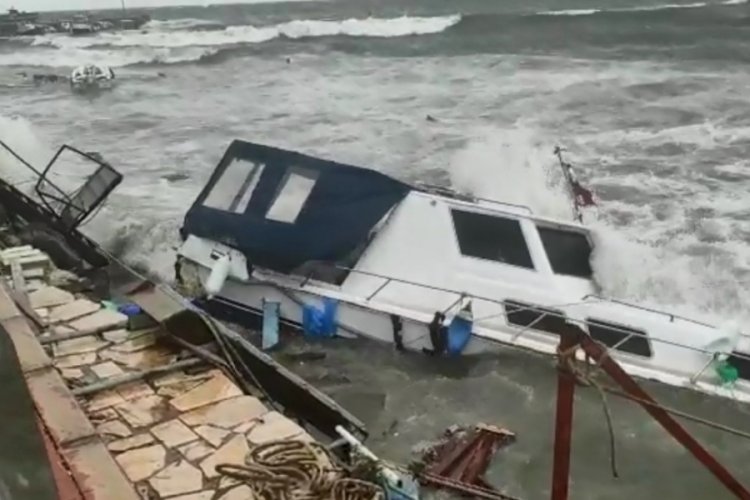 İzmir'de fırtına etkili oluyor: Dikili'de tekneler battı