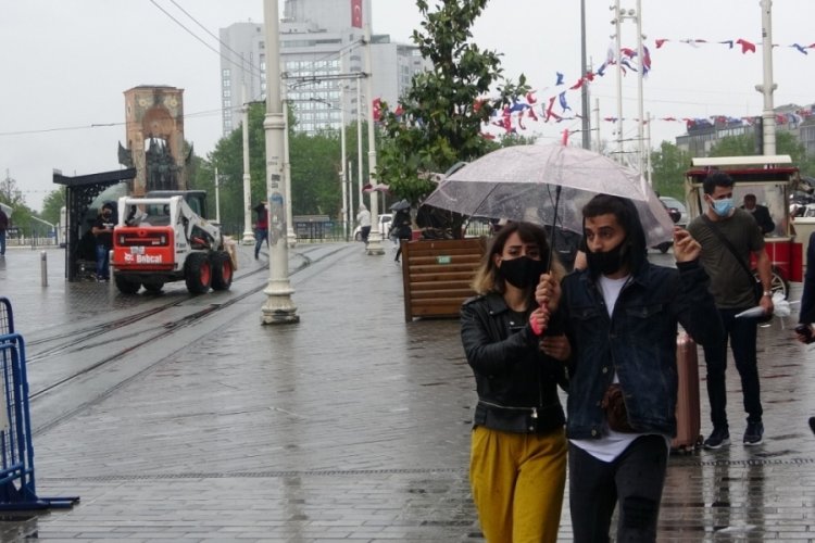 Sağanak yağış Taksim'de hayatı felç etti