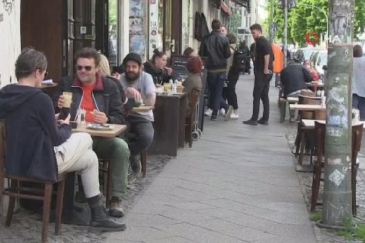 Berlin'de kafe ve restoranların dış alanları müşterilere açıldı