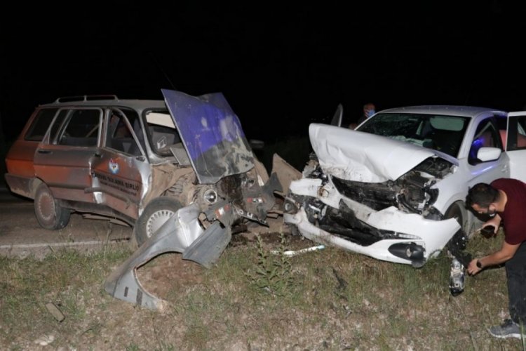 İki otomobil kafa kafaya &ccedil;arpıştı: 5 yaralı