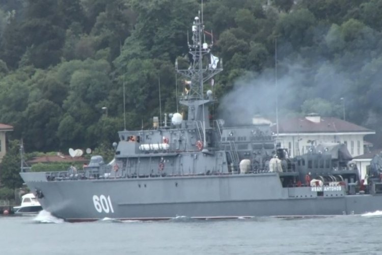 Rus Donanmasına ait mayın tarama gemisi İstanbul Boğazı'ndan ge&ccedil;ti