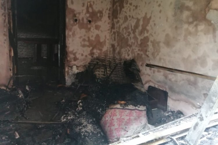 Sinir krizi ge&ccedil;iren yabancı uyruklu şahıs evini yakıp bileklerini kesti