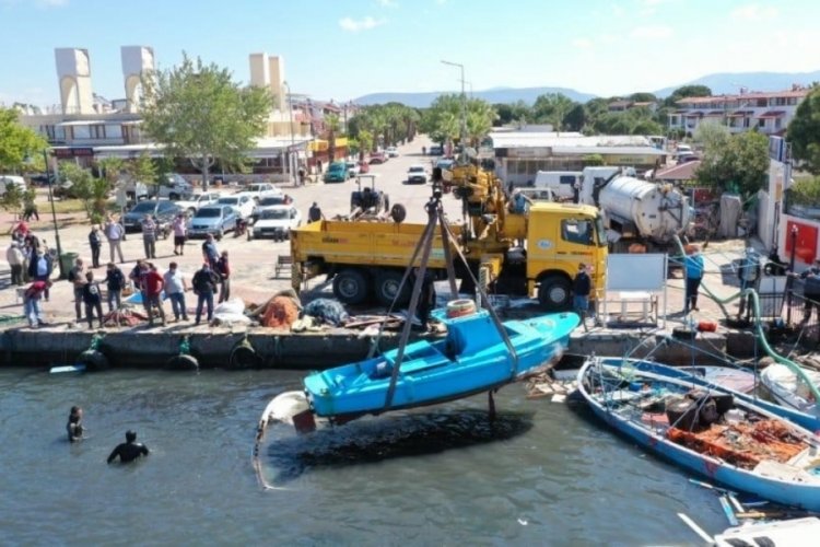 Ayvalık'ta hasar tespit ve enkaz kaldırma &ccedil;alışmaları s&uuml;r&uuml;yor