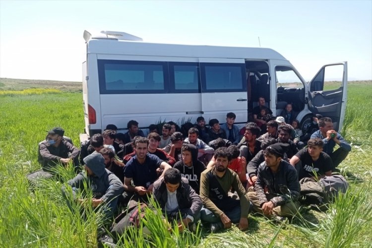 "Dur" ihtarına uymayan minibüsten 47 düzensiz göçmen çıktı