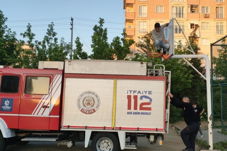 Tırmandığı potadan inemeyen &ccedil;ocuğu, itfaiye kurtardı