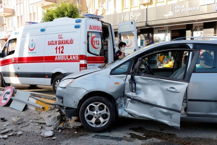 Otomobil ve minib&uuml;s&uuml;n &ccedil;arpıştığı kazada 7 kişi yaralandı