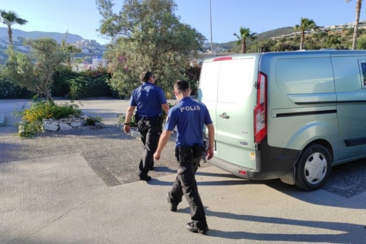 Bankaya ve zırhlı ara&ccedil;lara taşlı saldırı
