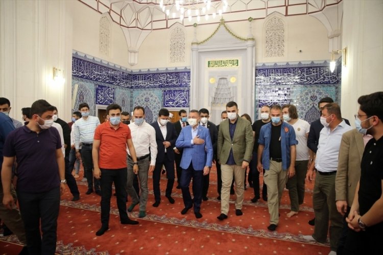 Cumhurbaşkanı Yardımcısı Oktay, KKTC'de gen&ccedil;lerle sabah namazında bir araya geldi