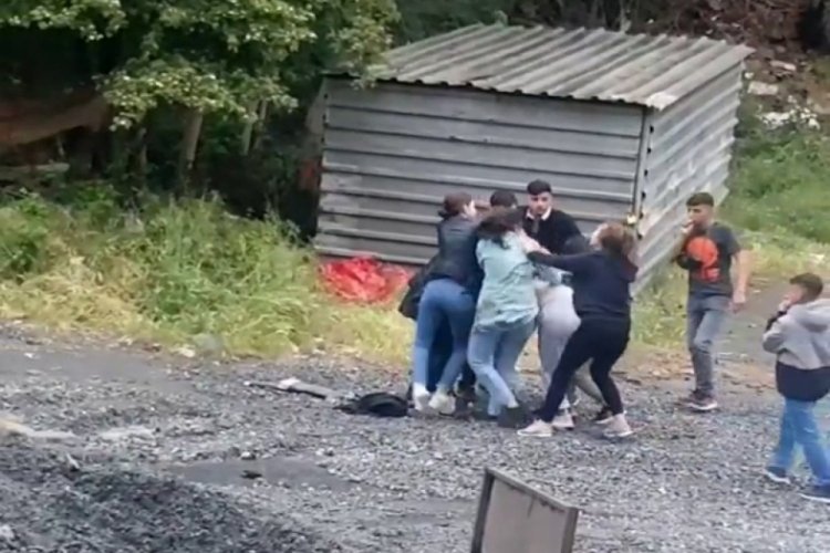 Gen&ccedil; kızlar tekme tokat birbirine girdi