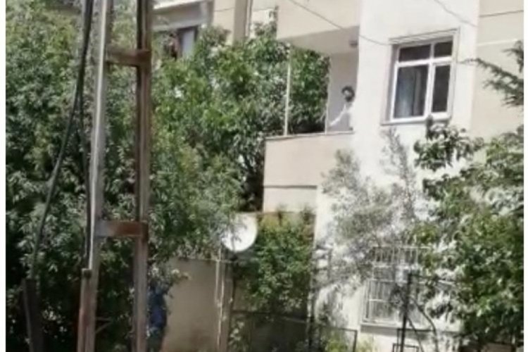 Bileklerini kesti, eşini ve &ccedil;ocuklarını rehin aldı!