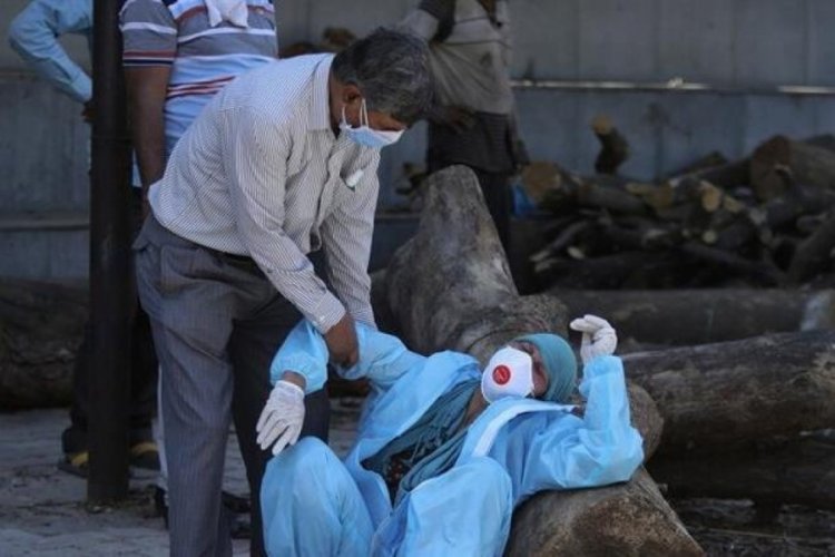 Hindistan'da Kovid-19 nedeniyle son 24 saatte 3 bin 741 kişi hayatını kaybetti