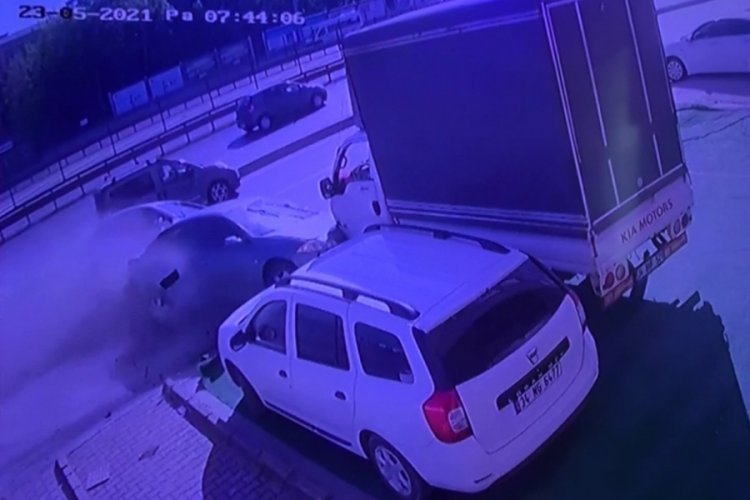 Makas atan sürücü dehşet saçtı, 12 araç hasar gördü