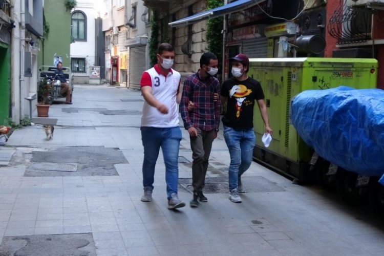 Taksim'de turistin telefonunu &ccedil;alan hırsız yakalandı