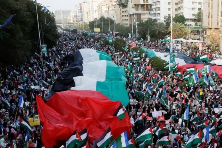Pakistan'da on binlerce kişi Filistin'e destek i&ccedil;in bir araya geldi